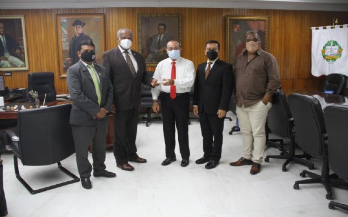 magíster Adolfo Quintero, entregó al rector Eduardo Flores Castro la Memoria Institucional 2021