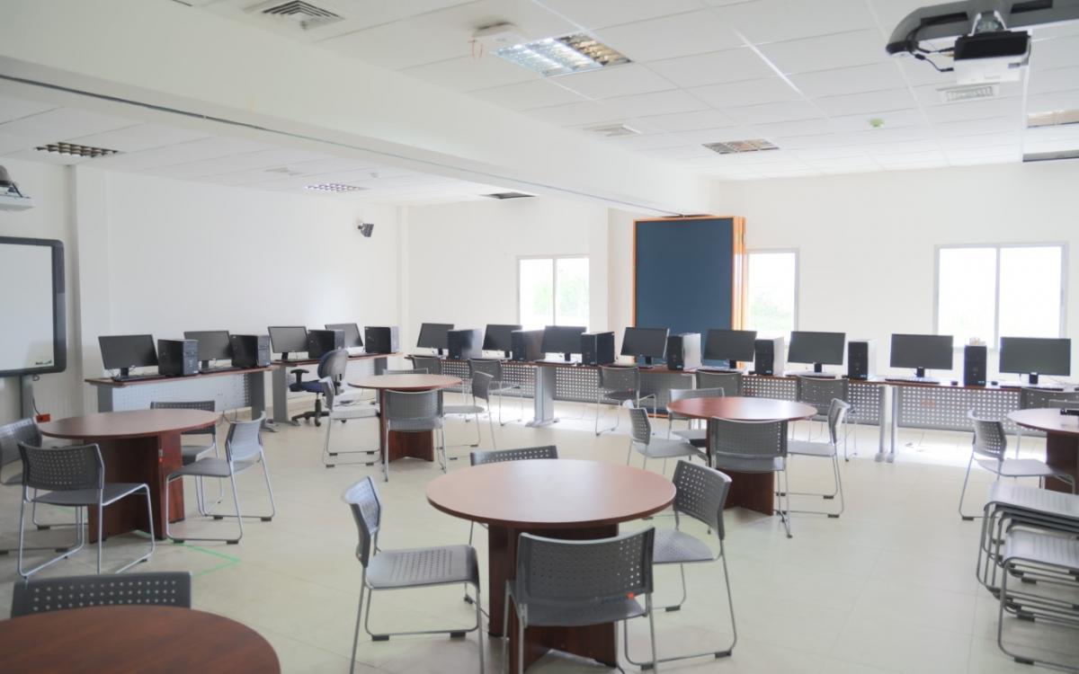 Sala de conferencia con equipos tecnológicos para trasmisiones vía web. 