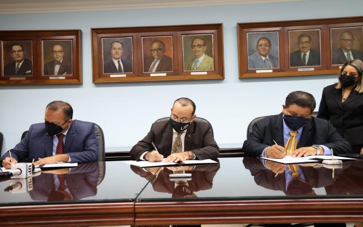 Firma del Convenio por las autoridades del Cicstep, Olaged y UP.