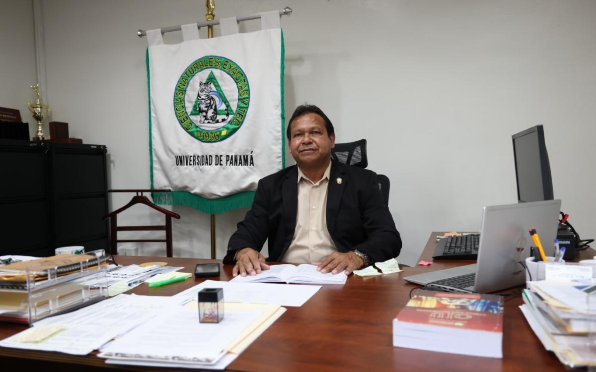 Magíster José De La Montaña, decano de la Facultad de Ciencias Naturales , Exactas y Tecnología.