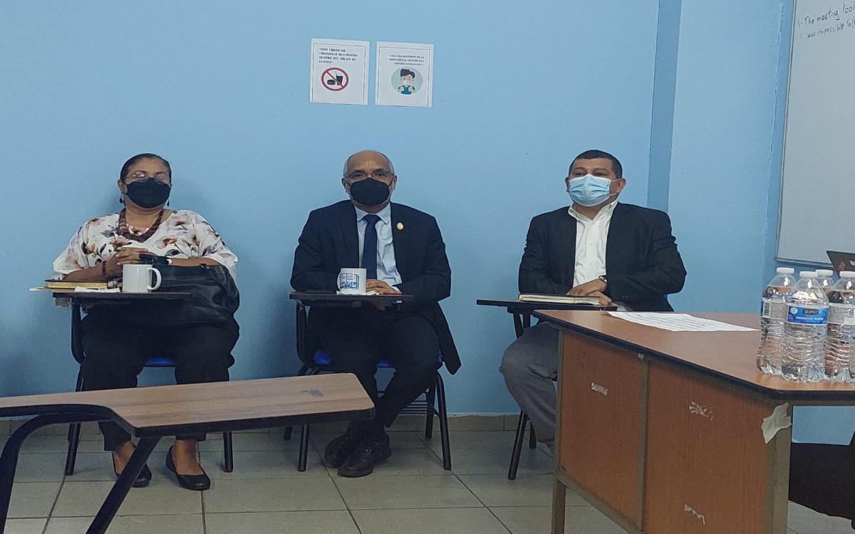 Autoridades asistentes a la charla sobre proceso de reacreditación.