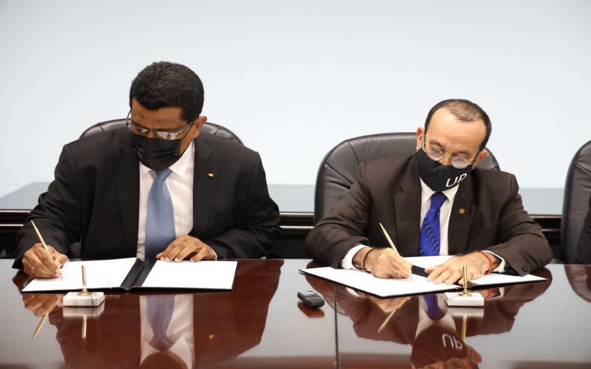 Firma de convenio por up y fulbright