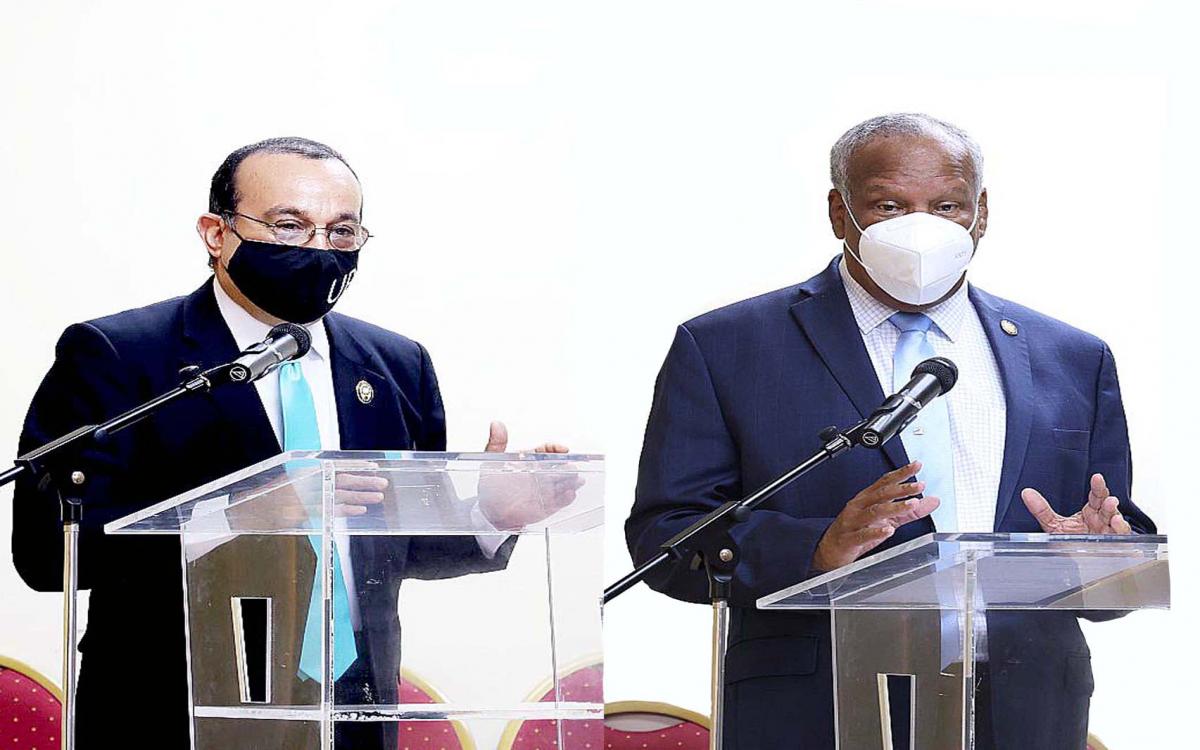 Dr. Eduardo Flores Castro,rector de la Universidad de Panamá y Mgter. Adolfo C. Quintero C.,director de la Dirección General de Planificación y Evaluación Universitaria. 