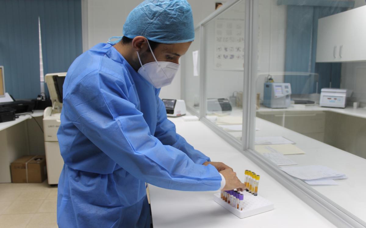 Licdo. Toby Fuentes muestra equipos adquiridos en el laboratorio.