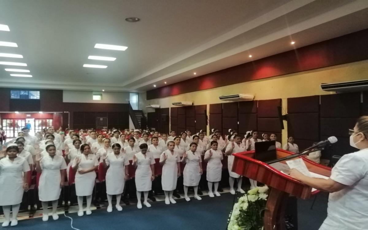 Nuevas profesionales de Enfermería en  el  acto de juramentación.