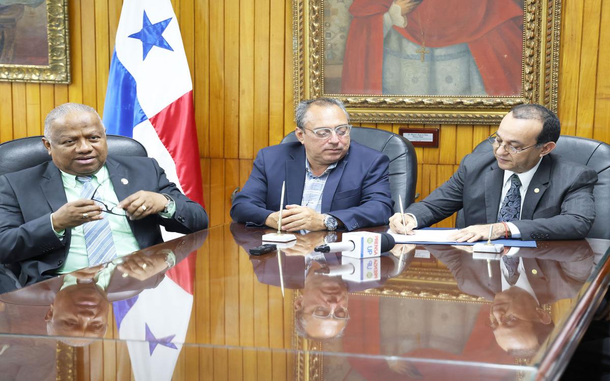 Firma del contrato de compraventa para la adquisición de los terrenos del CEIAPE