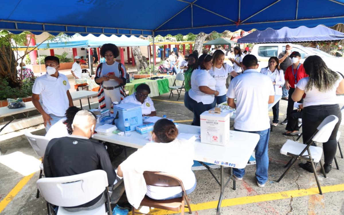 Participantes de la feria aprovechan los beneficios ofrecidos en materia de salubridad.