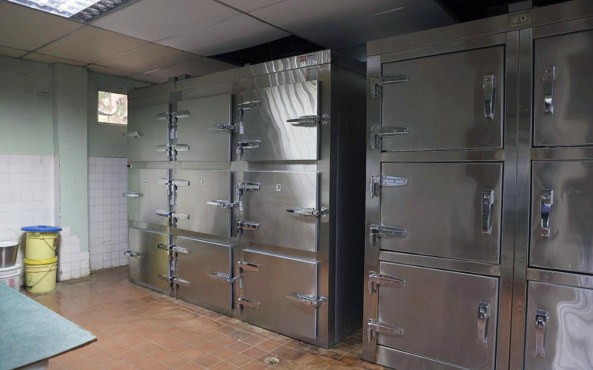 Área de las neveras donde se conservan los cuerpos que se  mantienen en la morgue. 