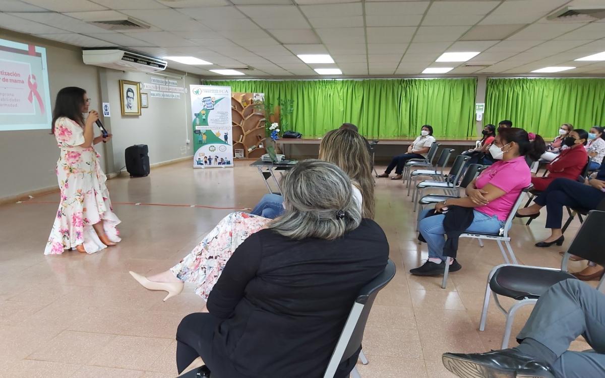 Funcionaria del Hospital Chiriquí en conversatorio en la FCA. 