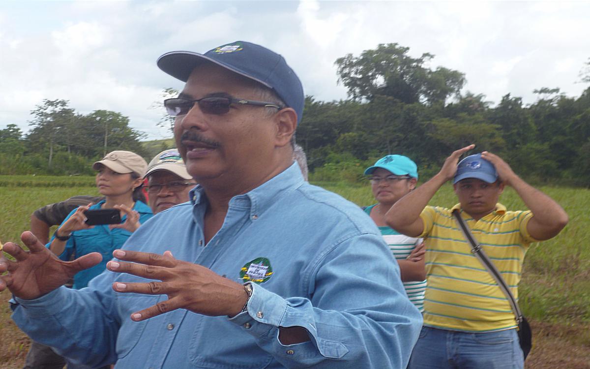 Ing. Simón Vásquez, explica las técnicas del trabajo de campo