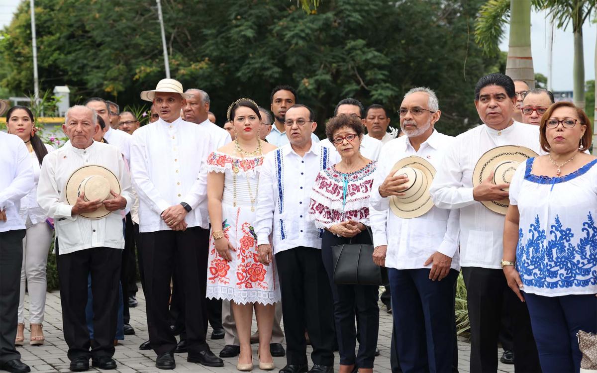 Autoridades de la UP rinden honor a la patria.