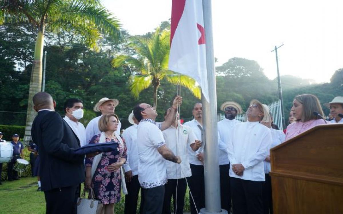 Izada de nuestra enseña patria por el rector de la UP Dr. Eduardo Flores Castro 