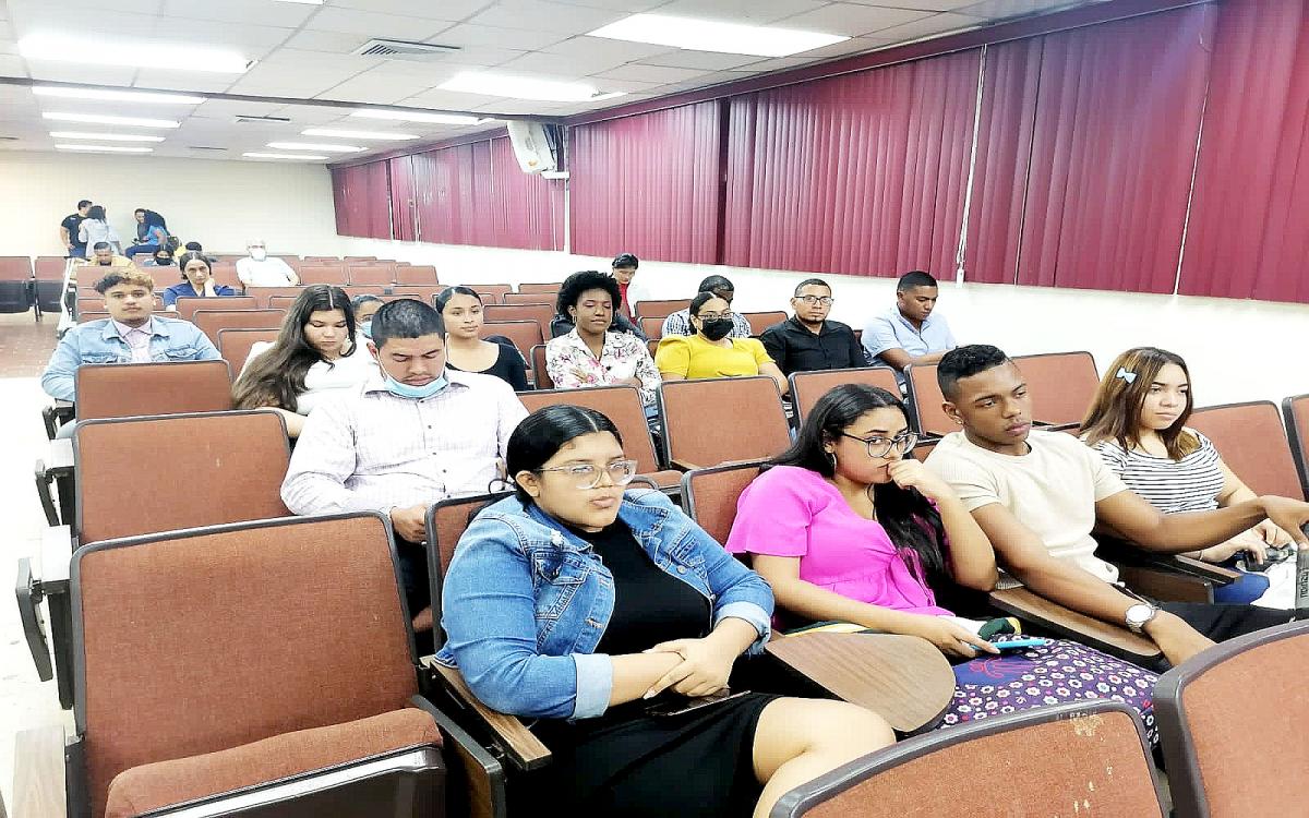 Constitucionalistas, abogados, docentes y estudiantes de la Facultad  de Derecho y Ciencias Políticas de la UP participaron en la conferencia  Constitución y Constituyente. 